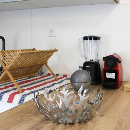 Bright Renovated 40 M 아파트