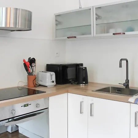 Bright Renovated 40 M 아파트 *